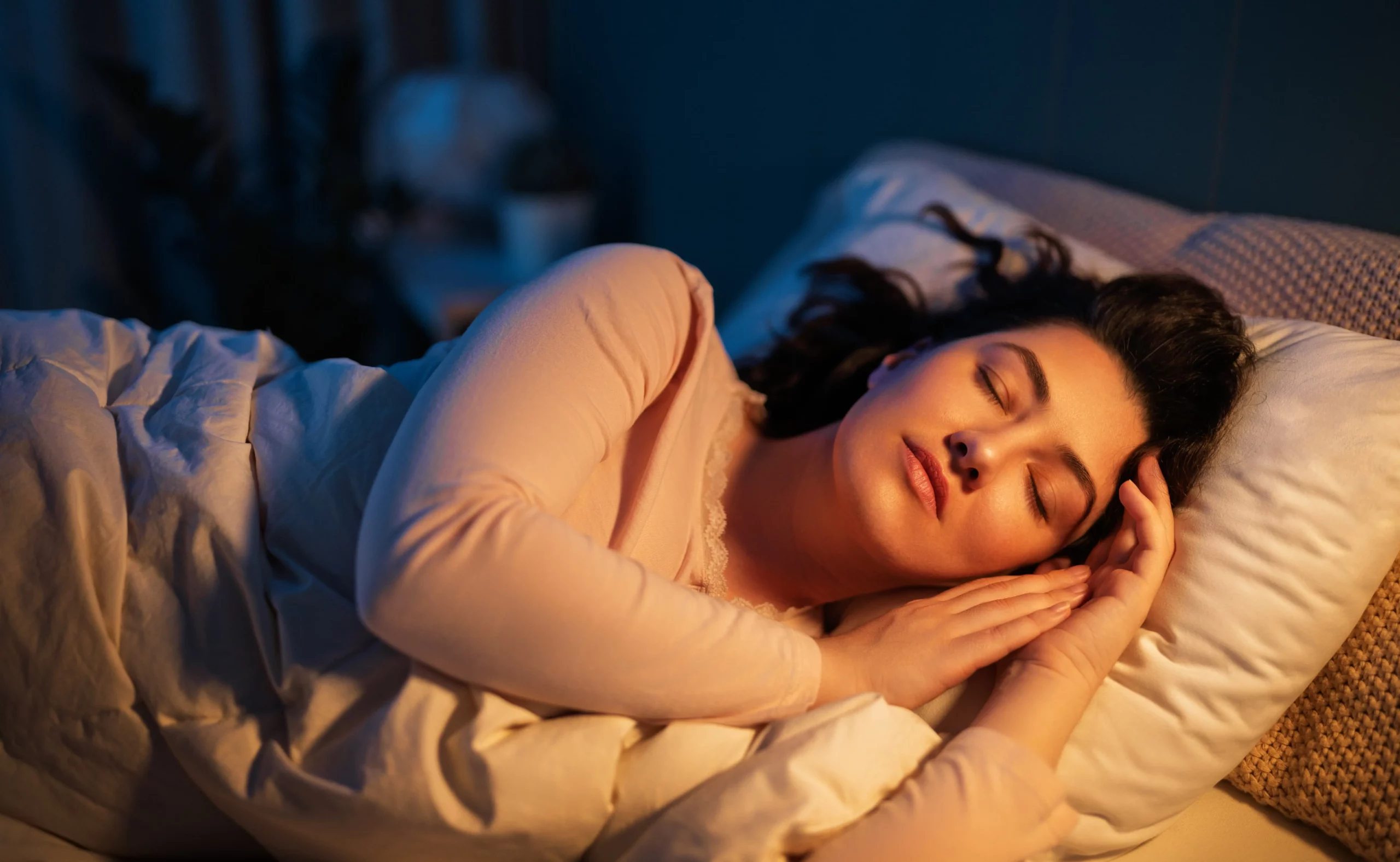 Alvó nő a hálószobában reggeli fényben