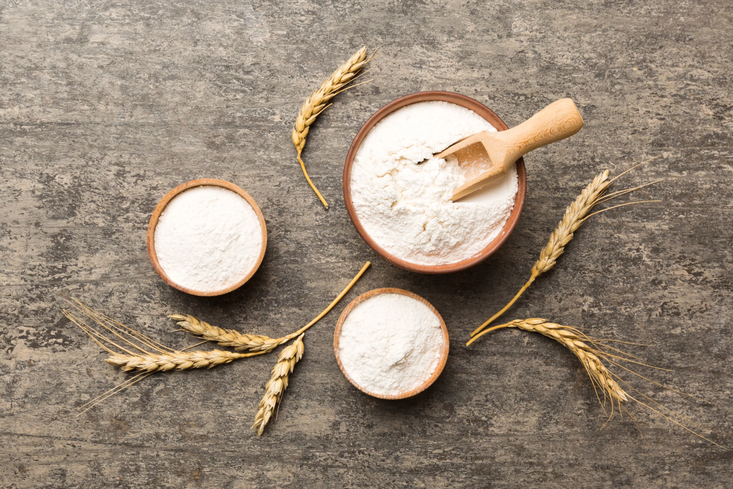 Búzaliszt – flat lay, fa tálban